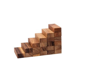 Beyaz izole edilmiş arka planda Jenga oyununun tahta bloklarından yakın çekim kahverengi merdiven.