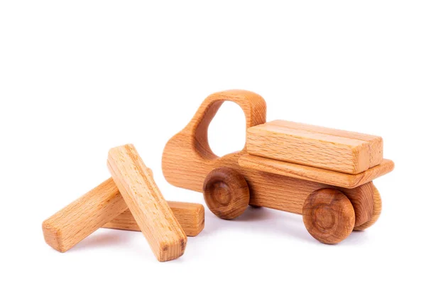 Zbliżenie Zabawka Dla Dzieci Wykonana Naturalnego Drewna Postaci Wywrotki Drewnianymi — Zdjęcie stockowe