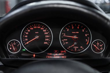 Novosibirsk, Rusya Kasım 06, 2019: Bmw 3 serisi, Kilometre, kilometre sayacı, hız göstergesi, takometre, yakıt seviyesi