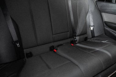 Novosibirsk, Rusya 6 Kasım 2019: Bmw 3 serisi, siyah iç dizayn, koltuk kemeri olan yolcu koltukları. 