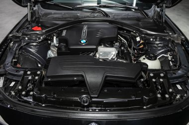 Novosibirsk, Rusya 06 Kasım 2019: Bmw 3 serisi, temiz bir motor bloğunun kapatılması, İçten yanmalı motor