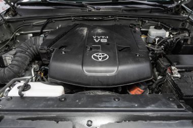 Novosibirsk, Rusya 02 Ekim 2019: Toyota Land Cruiser, temiz bir motor bloğuna yakın çekim. İçten yanmalı motor