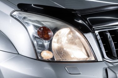 Novosibirsk, Rusya 02 Ekim 2019: gümüş Toyota Land Cruiser, modern araba ksenon lamba, tampon, tekerlek manzarası. Modern bir arabanın dışı.