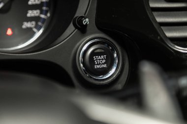 Novosibirsk, Rusya 06 Kasım 2019: Mitsubishi Outlander, Otomobil motoru stop düğmesine bas uzaktan ateşleme başlatıcısı. Araba gösterge paneli, yumuşak odak