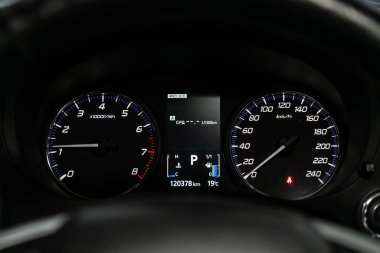 Novosibirsk, Rusya 06 Kasım 2019: Mitsubishi Outlander, Kilometre, kilometre sayacı, hız göstergesi, takometre, yakıt seviyesi