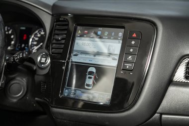 Novosibirsk, Rusya, Kasım 06, 2019: Mitsubishi Outlander, gösterge panelini monitörle kapat, havalandırmanın ayarlanması, klima, oyuncu. modern araba iç mimarisi