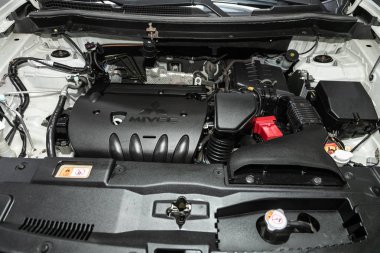 Novosibirsk, Rusya 06 Kasım 2019: Mitsubishi Outlander, temiz bir motor bloğunun yakın çekimi, İçten yanmalı motor