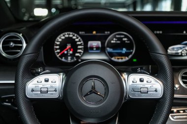 Novosibirsk, Rusya 19 Kasım 2019: Mercedes-Benz E-sınıfı, Siyah lüks araba İçişleri - gösterge paneli, oyuncu, logo ve düğmeli direksiyon, hız göstergesi ve taktik ölçer