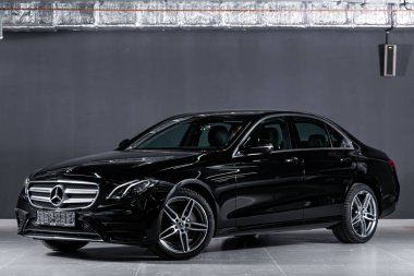 Novosibirsk, Rusya 19 Kasım 2019: Yeni siyah Mercedes-Benz E sınıfı, ön manzara. Novosibirsk 'te park halindeki modern lüks bir sedanın fotoğrafı.