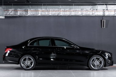 Novosibirsk, Rusya 19 Kasım 2019: Yeni siyah Mercedes-Benz E sınıfı, yan görüş. Novosibirsk 'te park halindeki modern lüks bir sedanın fotoğrafı.