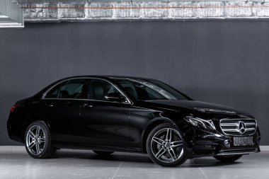Novosibirsk, Rusya 19 Kasım 2019: Yeni siyah Mercedes-Benz E sınıfı, ön manzara. Novosibirsk 'te park halindeki modern lüks bir sedanın fotoğrafı.