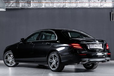 Novosibirsk, Rusya 19 Kasım 2019: Yeni siyah Mercedes-Benz E sınıfı, arka görüş. Novosibirsk 'te park halindeki modern lüks bir sedanın fotoğrafı.