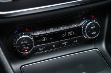 Novosibirsk, Rusya 19 Kasım 2019: Mercedes-Benz Gla, modern siyah araba iç mekanı: klima düğmeli klima görüntüsü, bir arabanın içindeki sıcaklık hakkında bilgi içeren gösterge paneli
