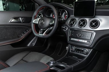 Novosibirsk, Rusya 19 Kasım 2019: Mercedes-Benz Gla, lüks araba İçişleri - direksiyon, vites kolu, multimedya sistemi, sürücü koltukları ve gösterge paneli