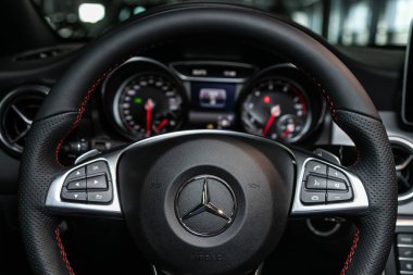 Novosibirsk, Rusya 19 Kasım 2019: Mercedes-Benz Gla, Siyah lüks araba İçişleri - gösterge paneli, oyuncu, logo ve düğmeli direksiyon, hız göstergesi ve taktik ölçer