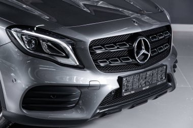 Novosibirsk, Rusya 19 Kasım 2019: Mercedes-Benz Gla, far, tampon, tekerlek, logo radyatör ızgarası, kaput. Novosibirsk 'te park halindeki modern bir arabanın fotoğrafı.