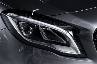 Novosibirsk, Rusya 19 Kasım 2019: gri Mercedes-Benz Gla, modern araba ksenon lamba, tampon, tekerlek manzaralı Macro. Modern bir arabanın dışı.