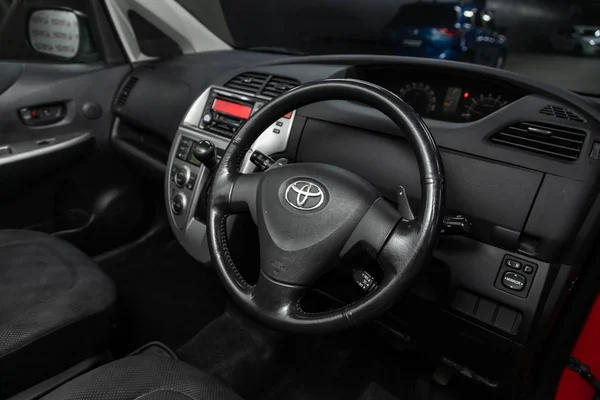 Novosibirsk Rússia Novembro 2019 Toyota Ractis Carro Interior Volante Alavanca — Fotografia de Stock