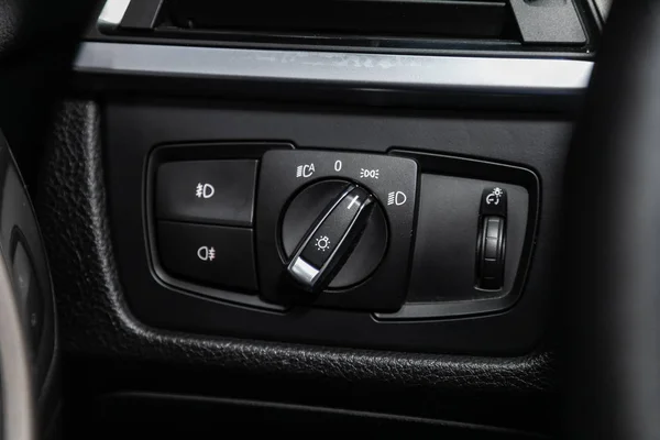 Novosibirsk ロシア2019年11月06日 Bmw 3シリーズ ヘッドライトスイッチ制御ボタンのクローズアップ 自動調整レベルダッシュボード 現代の車の内装 パーツ ボタン — ストック写真