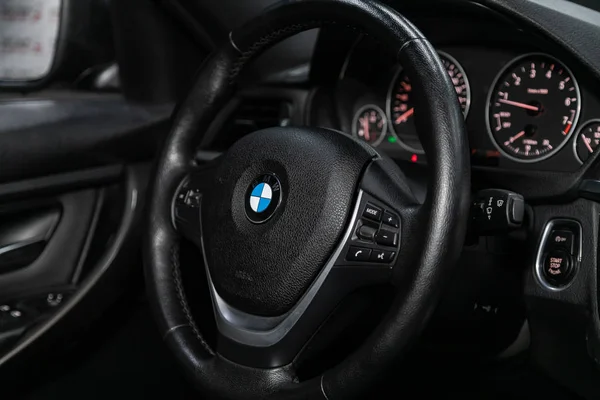 Novosibirsk, Rusya Kasım 06, 2019: Bmw 3 serisi, Siyah lüks araba İçişleri - gösterge paneli, oyuncu, logolu direksiyon, hız göstergesi ve taktik ölçer