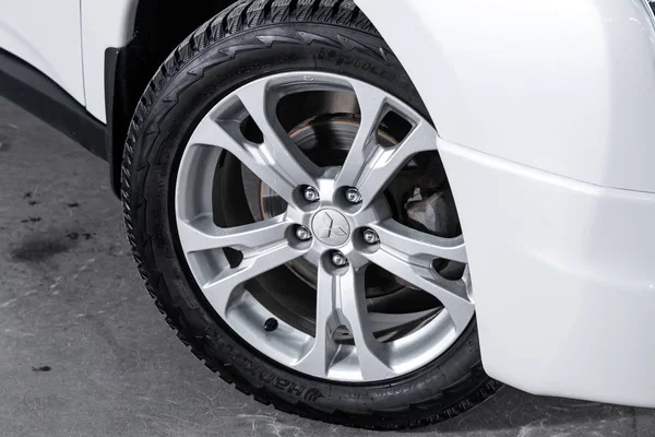 러시아 노보시비르스크 2019 Mitsubishi Outlander Close Car Wheel Aluminum Alloy — 스톡 사진