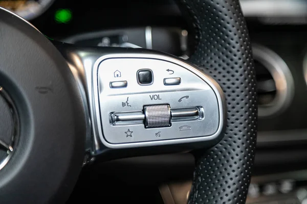 2019年11月19日 俄罗斯Novosibirsk Mercedes Benz Class 新型黑色方向盘 带有多功能按钮 可快速控制电话 音乐和其他功能 — 图库照片
