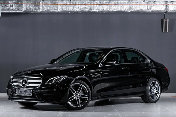 Novosibirsk, Rusya 19 Kasım 2019: Yeni siyah Mercedes-Benz E sınıfı, ön manzara. Novosibirsk 'te park halindeki modern lüks bir sedanın fotoğrafı.