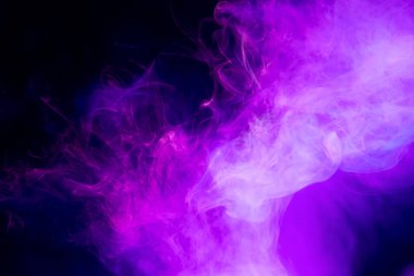 Şeffaf yaratıcılık. Siyah izole edilmiş arka planda soyut pembe duman. Koyu renkli dumanların hareket etmesini durdurun.