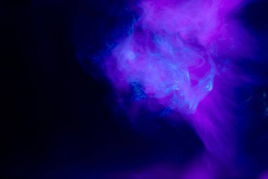 Şeffaf yaratıcılık. Siyah izole arkaplanda pembe ve mavi renkli soyut sanat dumanı. Koyu renkli dumanların hareket etmesini durdurun.