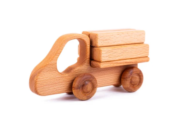 배경에 덤프트럭 모양의 나무로 어린이 장난감이다 스튜디오 부모와 아이들을 친환경 — 스톡 사진