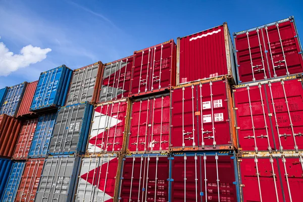 バーレーンの国旗は 列に並んだ商品を保管するための金属製のコンテナの数が多い 輸入業者 輸出業者による貨物の保管の概念 — ストック写真