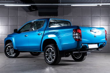 Novosibirsk, Rusya 09 Ekim 2019: Yeni mavi Mitsubishi L200, arka görüş. Japonya 'da Novosibirsk' te bir otoparkta çekilmiş modern bir pikabın fotoğrafı. 