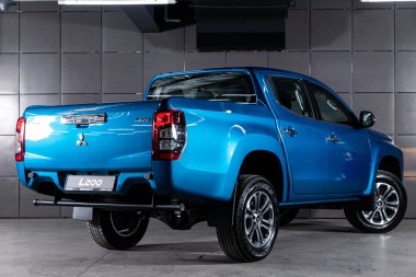 Novosibirsk, Rusya 09 Ekim 2019: Yeni mavi Mitsubishi L200, arka görüş. Japonya 'da Novosibirsk' te bir otoparkta çekilmiş modern bir pikabın fotoğrafı. 