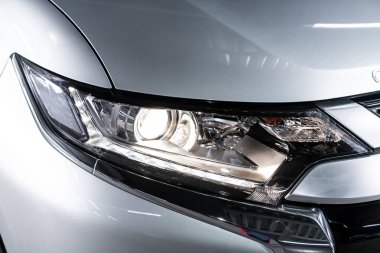 Novosibirsk, Rusya 09 Ekim 2019: Mitsubishi Outlander, Macro modern gümüş araba ksenon lamba far, tampon. 