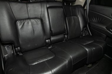 Novosibirsk, Rusya 13 Ekim 2019: Nissan Murano, emniyet kemeri takılı siyah arka koltuklara yakın çekim. modern araba iç mimarisi