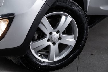 Novosibirsk, Rusya 13 Ekim 2019: Kia Sportage, yakın çekimli alüminyum alaşımlı tekerlek ve yeni lastik 