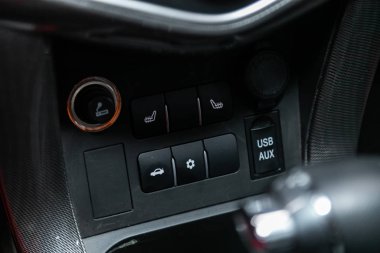 Novosibirsk, Rusya 13 Ekim 2019: Lifan X60, araba panelindeki koltuk ısıtma düğmeleri, çakmak, elektrik, usb konnektörleri. etiket yok 
