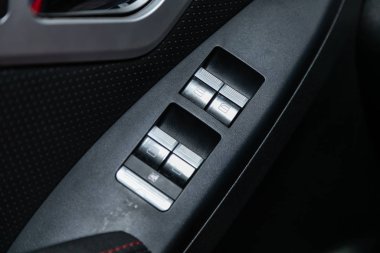 Novosibirsk, Rusya 13 Ekim 2019: Lifan X60, yeni modern bir arabanın kapı kontrol panelini kapatın. Pencere kontrol paneli, kapı kilidi düğmesi ve ayna kontrollü kol dinlenmesi. 