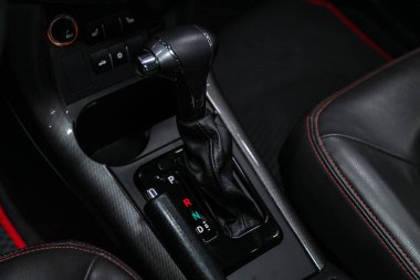 Novosibirsk, Rusya 13 Ekim 2019 Lifan X60, Vites değişimi. Arabanın otomatik vites kutusu, arabanın içi.