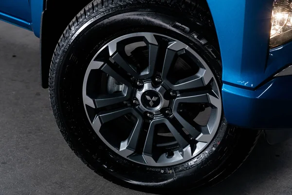 Novosibirsk, Rusya 09 Ekim 2019: Mitsubishi L200, alüminyum alaşımlı ve yeni lastikli yakın çekimli araba tekerleği 