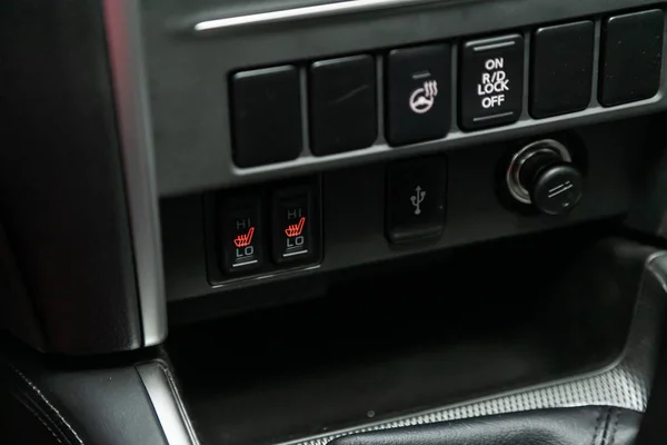2019年10月9日 俄罗斯Novosibirsk 三菱L200 Mitsubishi L200 汽车面板上黑色座椅和钢制轮式加热按钮的特写 通常指连接器和筒体打火机没有商标 — 图库照片