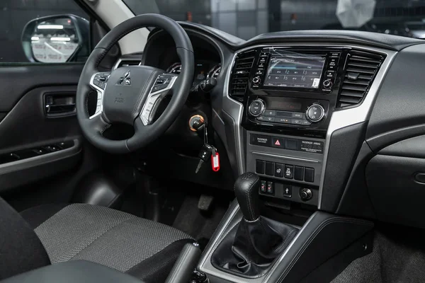 Novosibirsk Rusland Oktober 2019 Mitsubishi L200 Auto Interieur Stuurwiel Versnellingshendel — Stockfoto