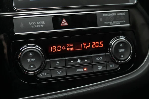 Новосибірськ Росія Жовтня 2019 Mitsubishi Outlander Інтер Автомобіля Видимим Клімат — стокове фото