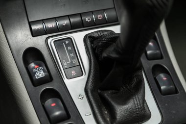 Novosibirsk, Rusya 23 Ekim 2019 Suzuki Xl7, Vites Vardiyası. Arabanın otomatik vites kutusu, arabanın içi.