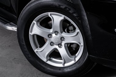 Novosibirsk, Rusya 23 Ekim 2019: Suzuki Xl7, alüminyum alaşımlı yakın çekimli araba tekerleği ve yeni lastik 