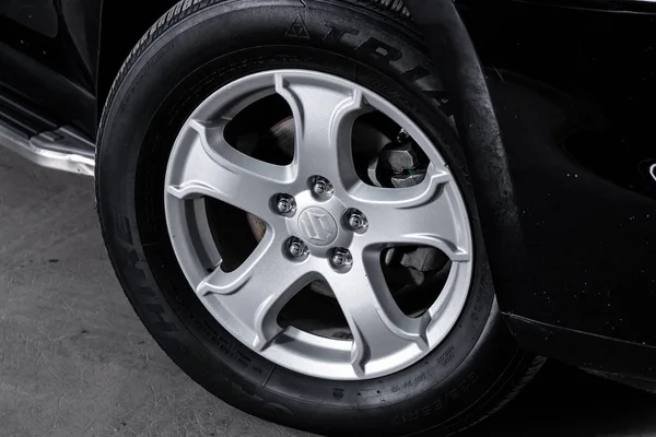 Novosibirsk, Rusya 23 Ekim 2019: Suzuki Xl7, alüminyum alaşımlı yakın çekimli araba tekerleği ve yeni lastik 