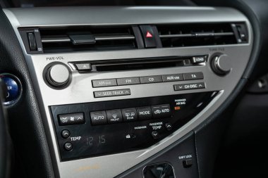 Novosibirsk, Rusya 29 Ekim 2019: Lexus Rx450, modern bir arabanın kontrol paneli ses ve CD 'si