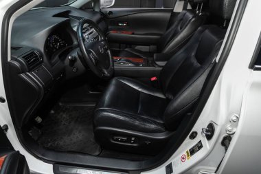 Novosibirsk, Rusya 29 Ekim 2019: beyaz Lexus Rx450, direksiyon, vites kolu, multimedya sistemi, sürücü koltukları ve gösterge paneli