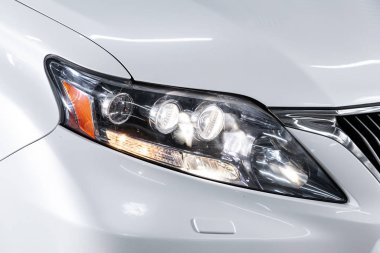 Novosibirsk, Rusya 29 Ekim 2019: beyaz Lexus Rx450, Led 'in farlarından birinin detaylarını kapat modern araba 