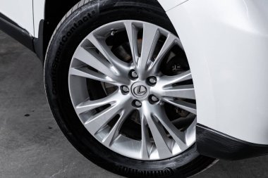 Novosibirsk, Rusya 29 Ekim 2019: beyaz Lexus Rx450, yakın çekimli alüminyum alaşımlı tekerlek ve yeni lastik. 